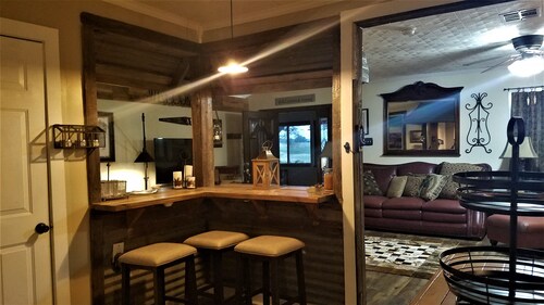 SOUTH FORK INN, RANCH HOME,SLEEPS 15, DOWN THE ROAD FROM SILOS, HUGE YARD!!