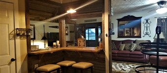 SOUTH FORK INN, RANCH HOME,SLEEPS 15, DOWN THE ROAD FROM SILOS, HUGE YARD!!