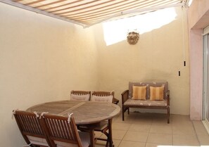 屋外ダイニングエリア