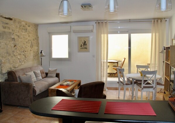 Televisión, reproductor de DVD y estéreo