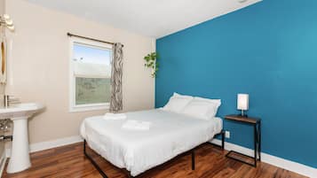 Private Room, 1 Queen Bed, Shared Bathroom | Free WiFi, bed sheets