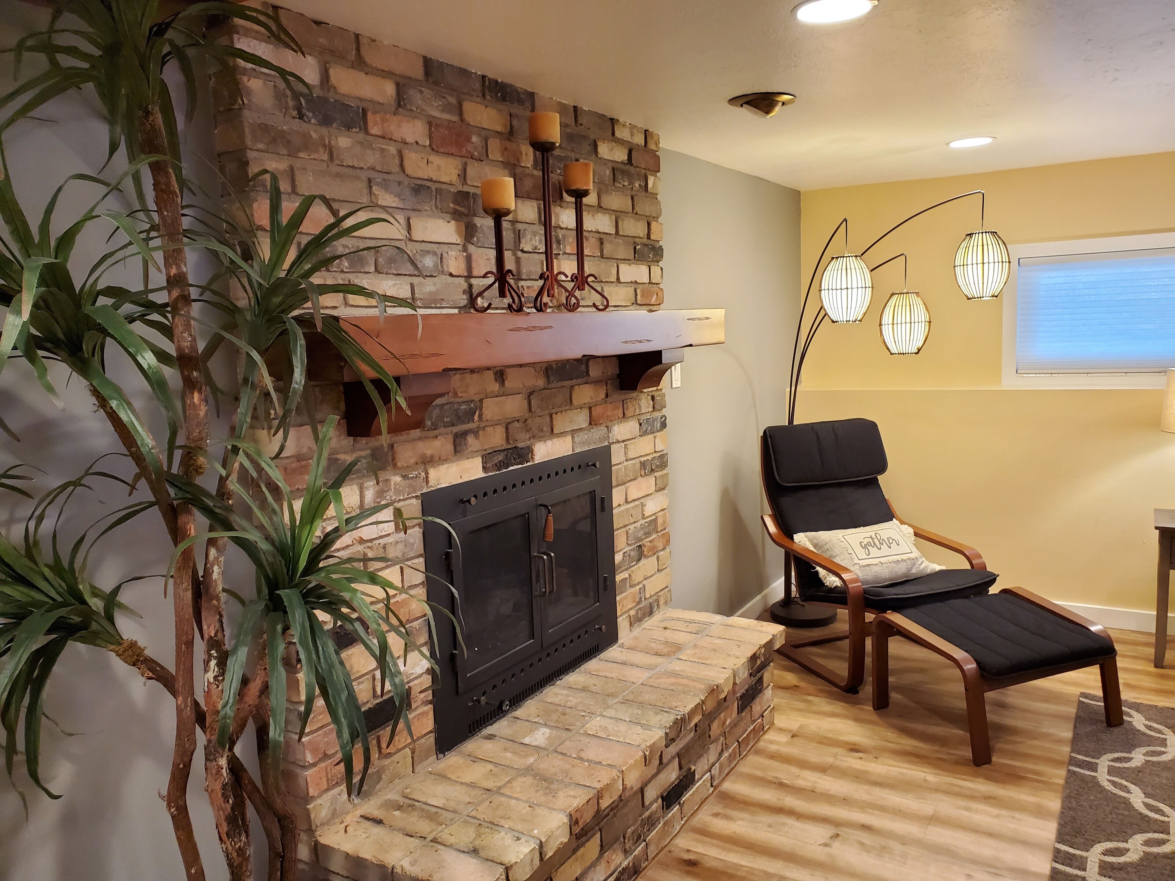 Stunning Retreat & Mountain Views from Hot Tub! Five min to base of ski canyons!