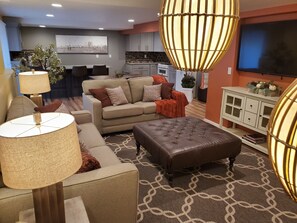 Smart TV, lareira, livros