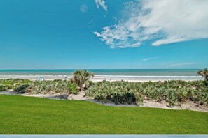 On the beach - Direct oceanfront 2/2 condo with a large balcony and a heated beachfront pool (New Smyrna Beach)