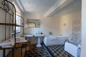 Bathtub, jetted tub, hair dryer, bidet