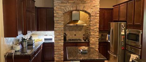 Een microgolfoven, een oven, een kookplaat, een vaatwasser