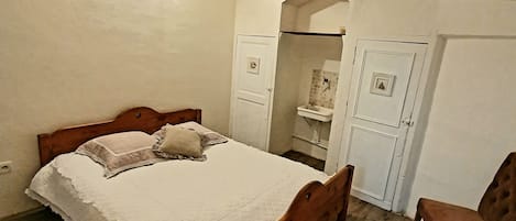 2 chambres, fer et planche à repasser, Wi-Fi gratuit, draps fournis