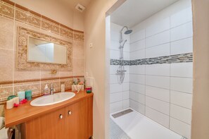 Hair dryer, towels