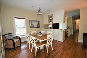 Cottage, 3 chambres | Restauration