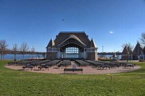 Exterior - Heart of Lakes & Uptown -walk to coffee, lakes and shops + mins from MOA and DT  (Minneapolis)