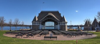 Heart of Lakes & Uptown -walk to coffee, lakes and shops + mins from MOA and DT 