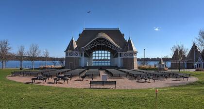 Heart of Lakes & Uptown -walk to coffee, lakes and shops + mins from MOA and DT