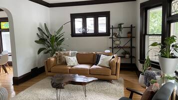 Smart TV, chimenea, futbolito y libros