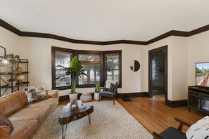 Smart TV, fireplace, table football, books - Heart of Lakes & Uptown -walk to coffee, lakes and shops + mins from MOA and DT (Minneapolis)