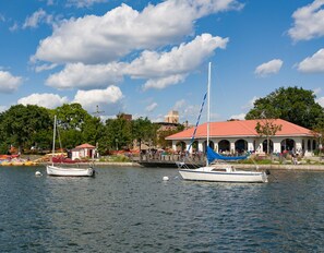 Marina - Heart of Lakes & Uptown -walk to coffee, lakes and shops + mins from MOA and DT (Minneapolis)