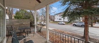 Heart of Lakes & Uptown -walk to coffee, lakes and shops + mins from MOA and DT 