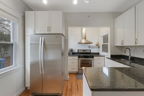 Fridge, microwave, oven, stovetop - Heart of Lakes & Uptown -walk to coffee, lakes and shops + mins from MOA and DT (Minneapolis)