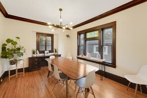 Dining - Heart of Lakes & Uptown -walk to coffee, lakes and shops + mins from MOA and DT (Minneapolis)