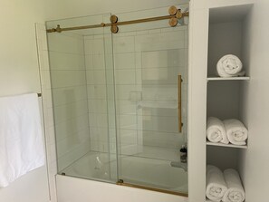 Duschwanne, Haartrockner, Handtücher, Seife