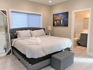 8 bedrooms, travel crib, free WiFi