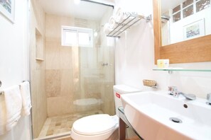 Dusche, Haartrockner, Handtücher