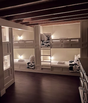 7 bedrooms, desk, iron/ironing board, travel crib