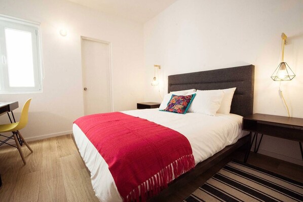 1 camera, una scrivania, ferro/asse da stiro, culla da viaggio