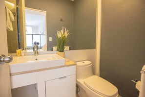 Dutxa, assecador de cabells, tovalloles i sabó 