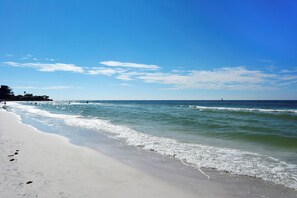 On the beach, sun loungers, beach towels - On Siesta key Beachfront 2 bedroom 2 bath condo. (Sarasota)