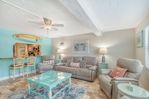 Smart TV, video games, books - On Siesta key Beachfront 2 bedroom 2 bath condo. (Sarasota)