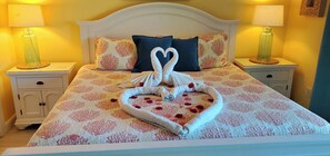 2 bedrooms, in-room safe, iron/ironing board, free WiFi - On Siesta key Beachfront 2 bedroom 2 bath condo. (Sarasota)