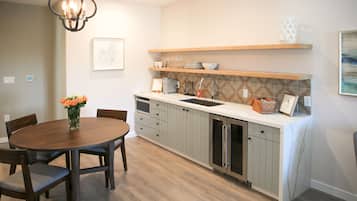Refrigerador, microondas, cafetera y tetera y utensilios de cocina