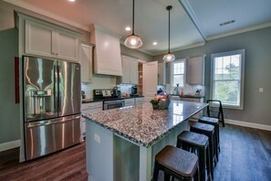 Fridge, microwave, oven, stovetop - Water Oaks Lake House - Firepit, gorgeous lake views & easy Lake Access (Northport)