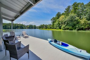 Terrace/patio - Water Oaks Lake House - Firepit, gorgeous lake views & easy Lake Access (Northport)