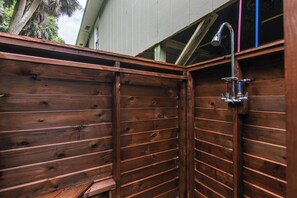 Property grounds - Forever To Sea | Classic Edisto Beach Cottage | Screened Porch + Sun Deck | Sleeps 10 | Dog Friendly (Edisto Beach)