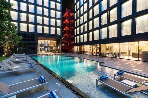 시즌별로 운영되는 야외 수영장, 수영장 파라솔