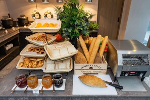 Petit déjeuner buffet servi tous les jours en supplément