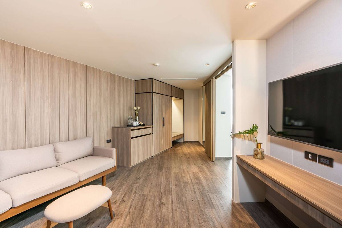 ห้องสวีท, เตียงใหญ่ 1 เตียง, ปลอดบุหรี่, วิวเมือง (Living Room;Shower Only) | มินิบาร์, โต๊ะทำงาน, พื้นที่ทำงานแบบใช้แล็ปท็อป, ผ้าปูที่นอน
