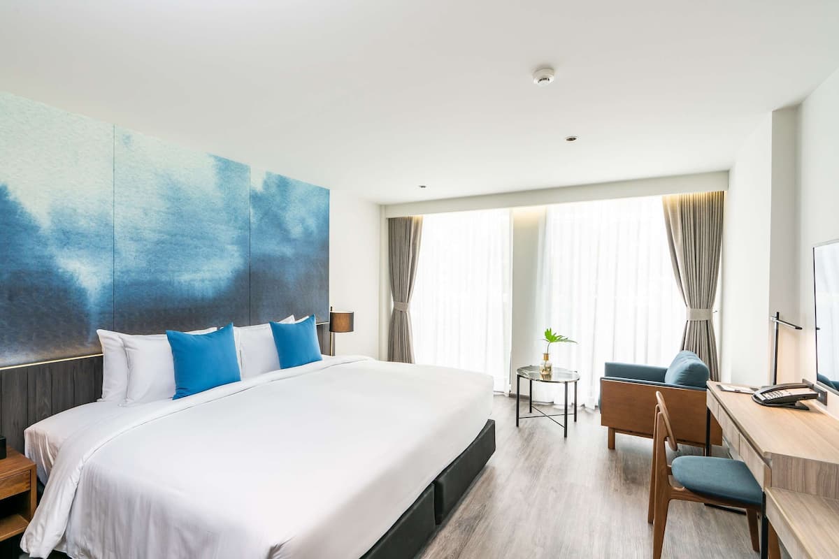 Minibar, desk, laptop workspace, bed sheets