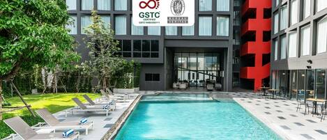 Piscine extérieure (ouverte en saison), parasols de plage