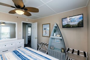3 bedrooms, WiFi - Oceanfront Classic w/ Sun Porch & Sun Deck; Cable TV & WiFi; Conveniently Located (Edisto Beach)