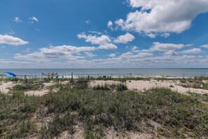 On the beach - Oceanfront Classic w/ Sun Porch & Sun Deck; Cable TV & WiFi; Conveniently Located (Edisto Beach)