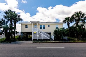 Exterior - Oceanfront Classic w/ Sun Porch & Sun Deck; Cable TV & WiFi; Conveniently Located (Edisto Beach)