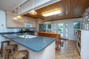 Jääkaappi, mikroaaltouuni, uuni, liesi