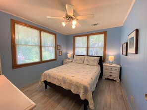 2 bedrooms, iron/ironing board, WiFi