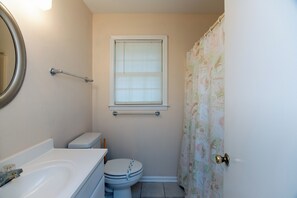 Bathtub - Pet-Friendly Classic Beach Cottage w/ Easy Beach Access; Sun Deck: Cable TV & WiFi Access (Edisto Beach)