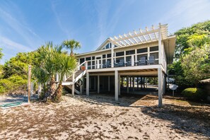 Exterior - Oceanfront on the St. Helena Sound; Expansive Beach & Ocean Views; Screened Porch; Cable TV/WiFi (Edisto Beach)