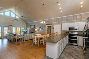 Interior - Oceanfront on the St. Helena Sound; Expansive Beach & Ocean Views; Screened Porch; Cable TV/WiFi (Edisto Beach)