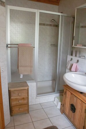 Dusche, Haartrockner, Handtücher