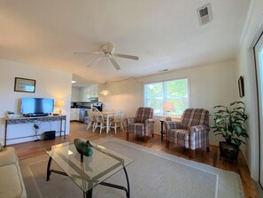 Een televisie en een dvd-speler